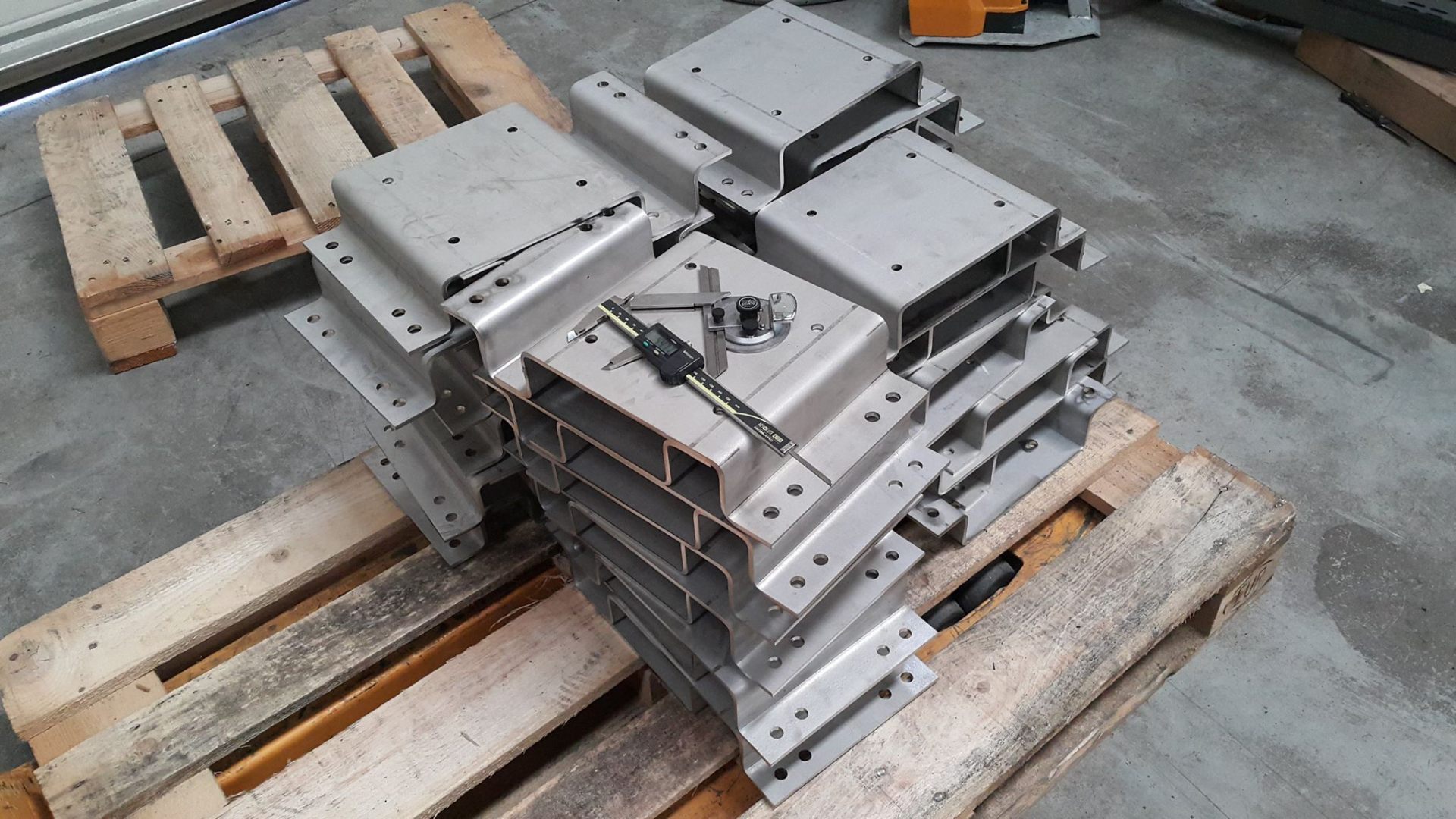 Sheet Metal Fabrication Guide (2026) — Processes, Materials & Design Rules